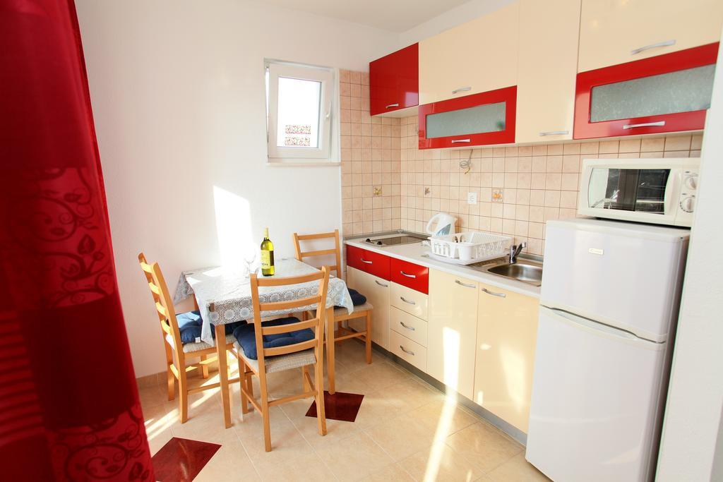 Apartments Villa Karlo Каштела Экстерьер фото