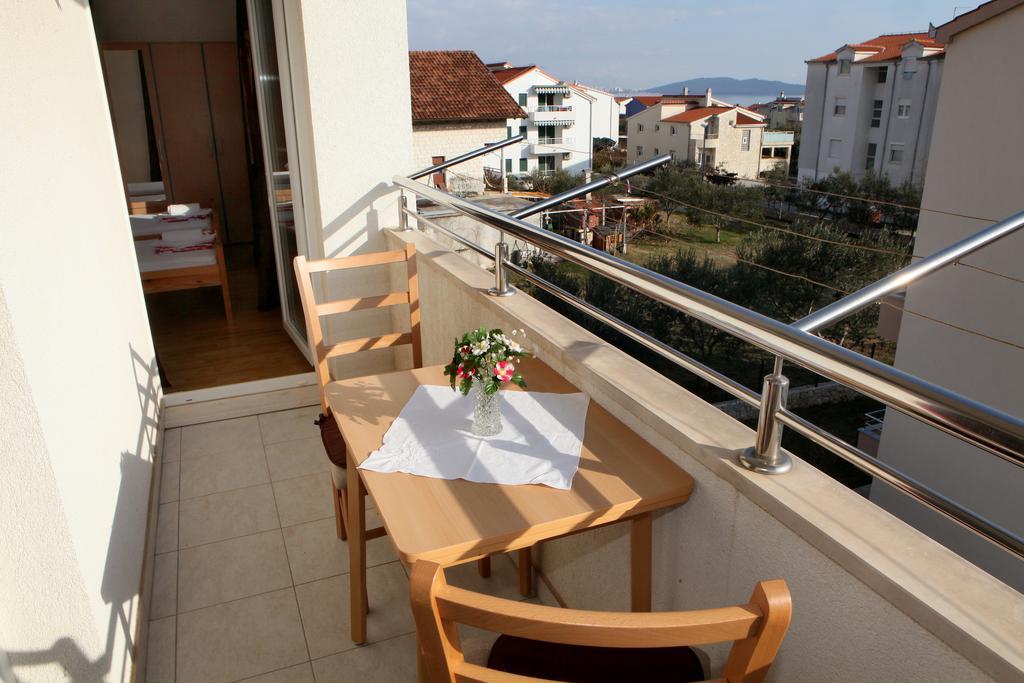 Apartments Villa Karlo Каштела Экстерьер фото