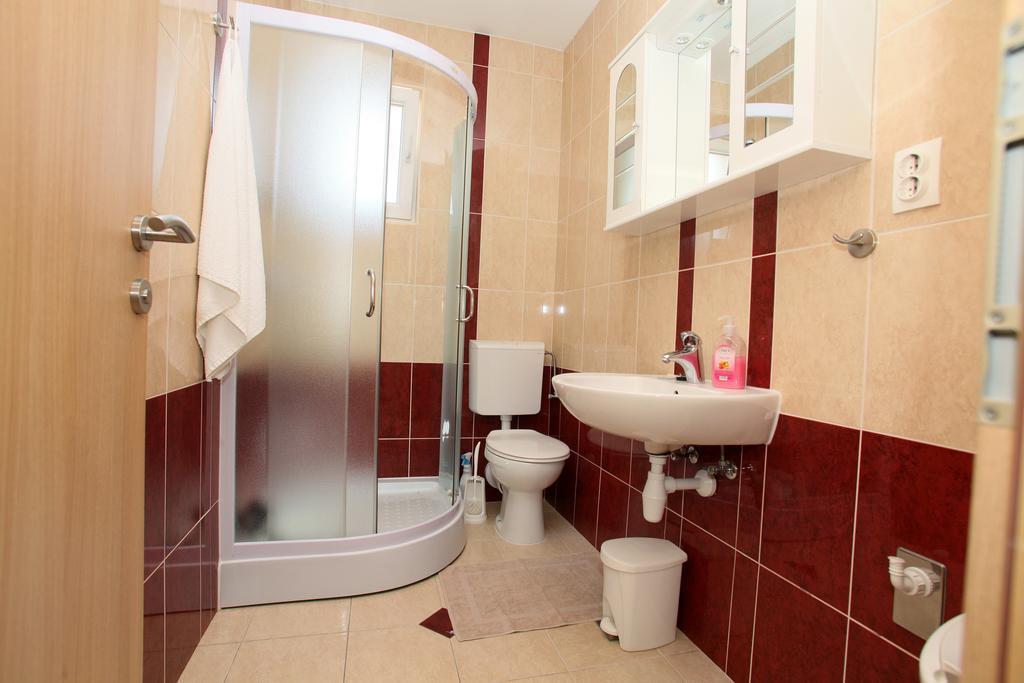 Apartments Villa Karlo Каштела Экстерьер фото