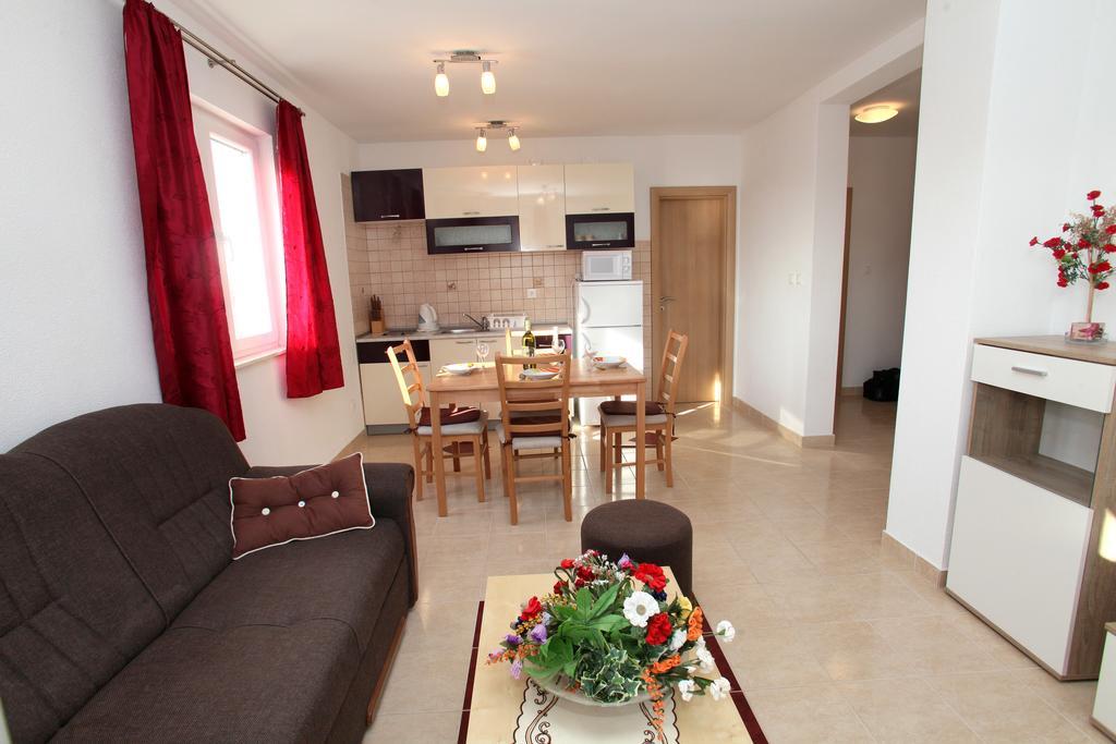 Apartments Villa Karlo Каштела Экстерьер фото